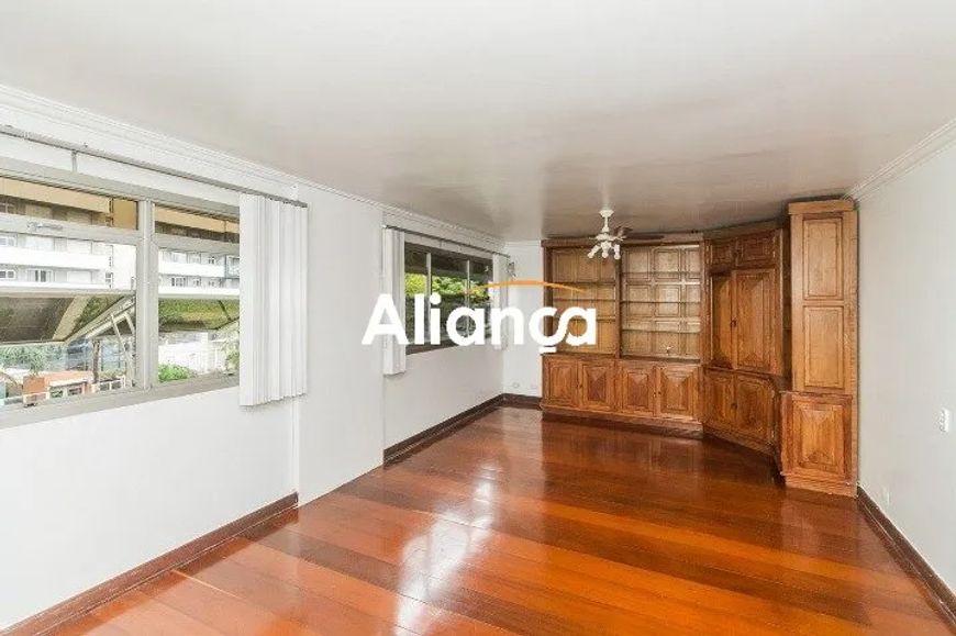Apartamento de 3 dormitórios, living, cozinha, área de serviço, 2 banheiros e 1 vaga de garagem para