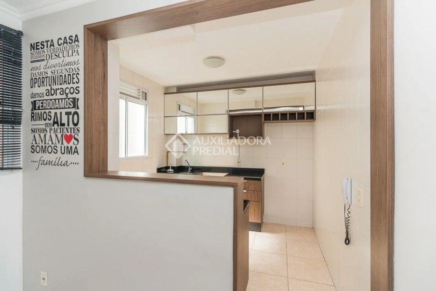 Apartamento semimobiliado com 2 quartos, 1 vaga no Jd. Leopoldina