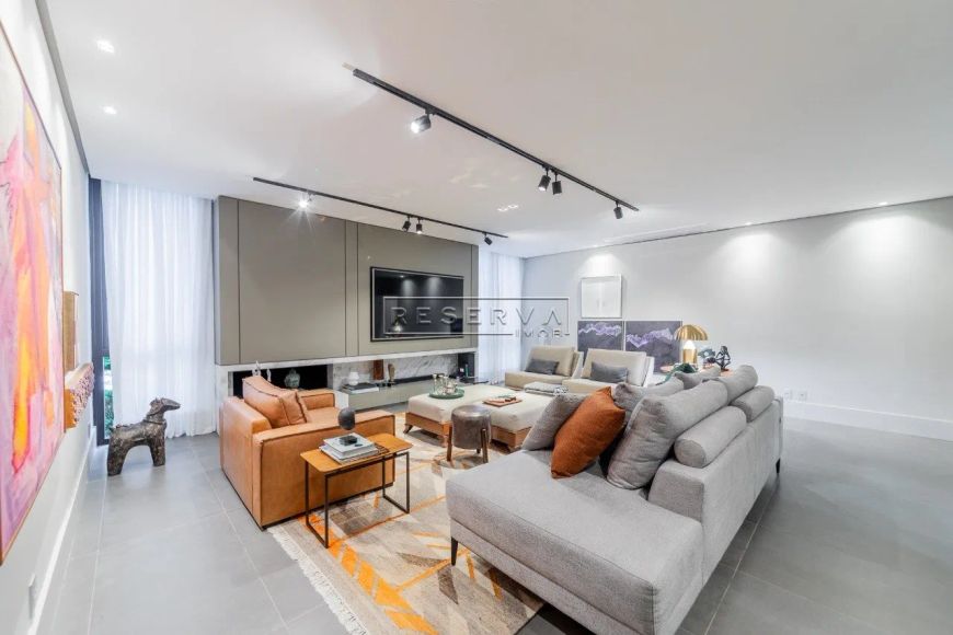 ENDEREÇO NOBRE - Casa Nova, 332m² área construída, 3 suítes, 6 vagas de garagem, no Três Figueiras