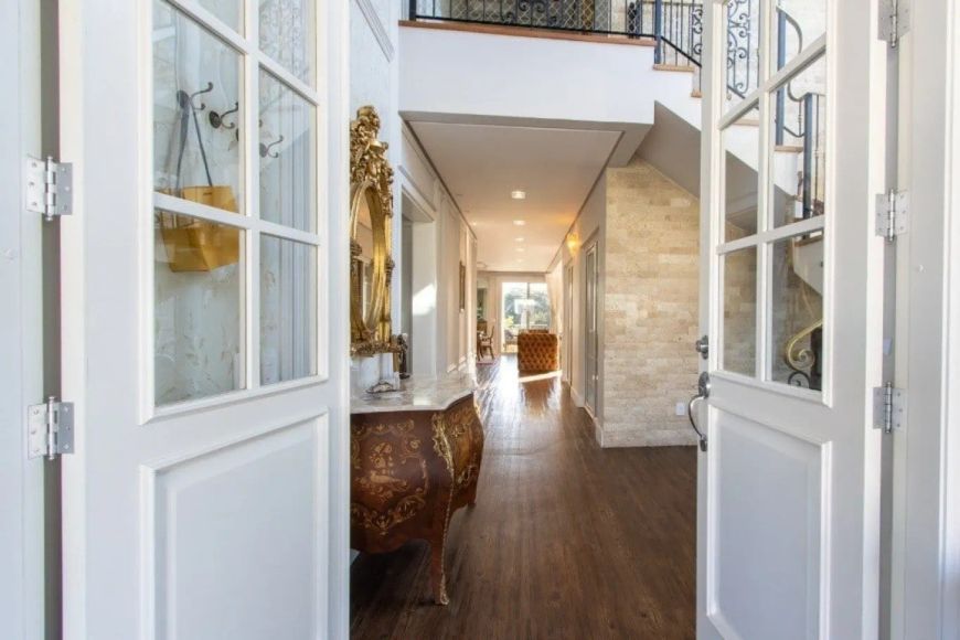Excelente casa no condomínio Terra Ville com aproximadamente 379 m² privativos, mobiliada.
