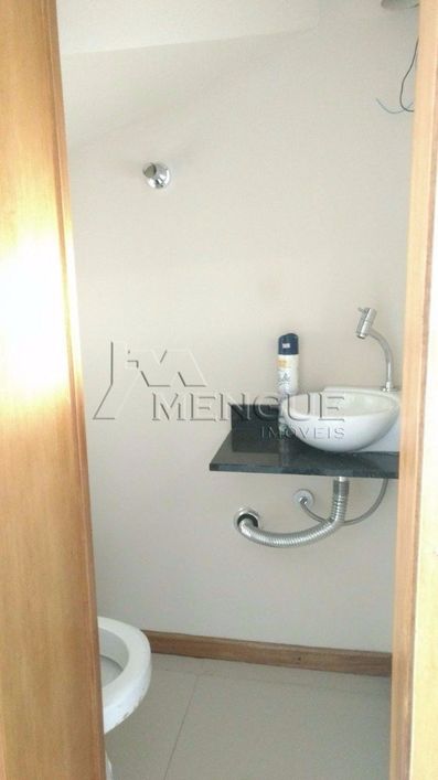 Casa residencial com 3 dormitórios e 3 vagas em condomínio no bairro Parque Santa Fé em Porto Alegre