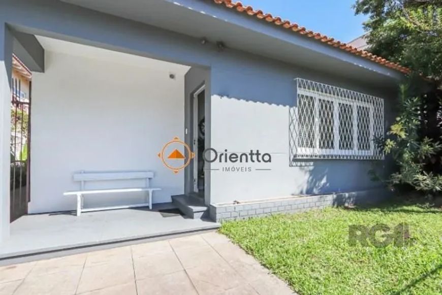 Imobiliária Orientta ALUGA CASA DE ALTO PADRÃO reformada e pronta para morar.Distribuída em living 2