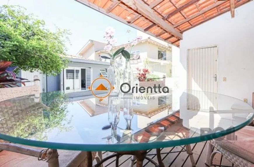 Imobiliária Orientta ALUGA CASA DE ALTO PADRÃO reformada e pronta para morar.Distribuída em living 2