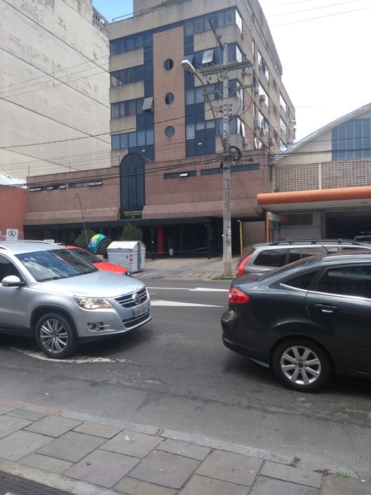 SALAS AMPLAS COM BANHEIRO E OPCIONAL GARAGEM
