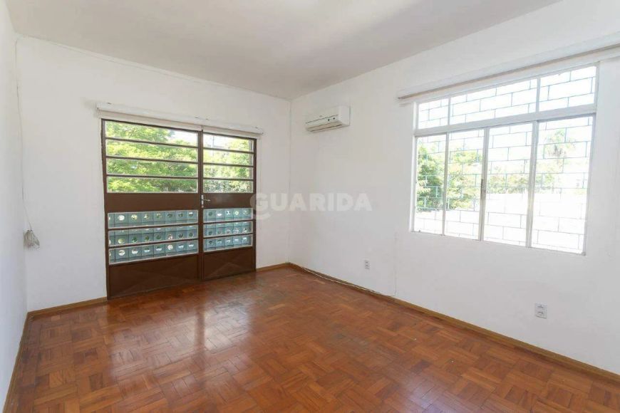 Sobrado espaçoso com 3 dormitórios no bairro Azenha