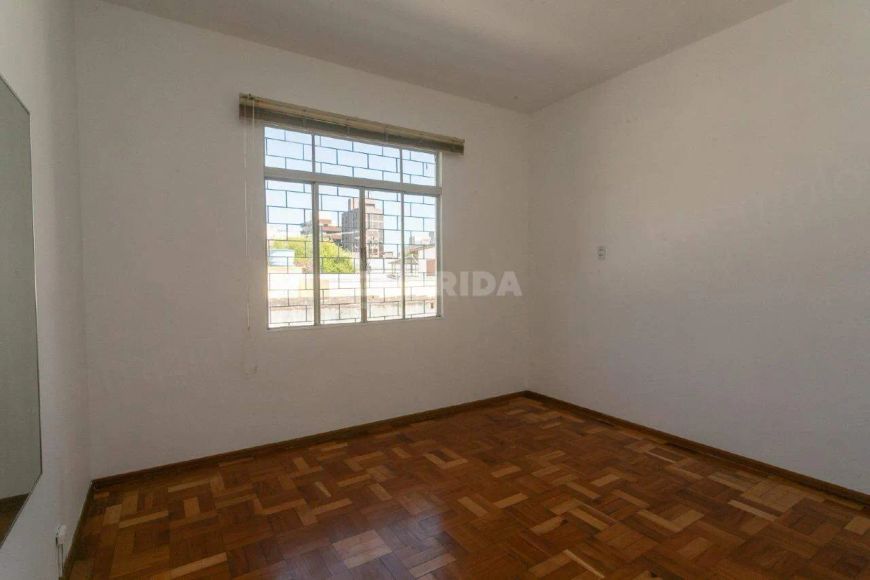 Sobrado espaçoso com 3 dormitórios no bairro Azenha
