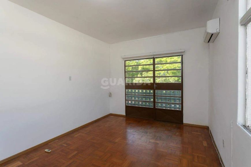 Sobrado espaçoso com 3 dormitórios no bairro Azenha