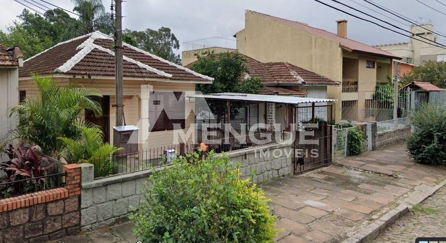 Casa terrea com 02 dormitórios e 4 vagas de garagem, à venda no bairro J.São Pedro em Porto Alegre c