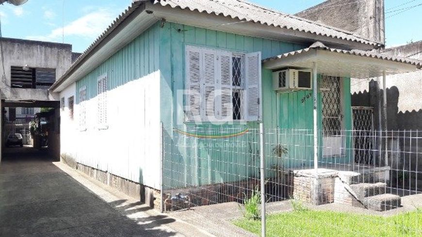 Casa para Venda - 500m², 3 dormitórios, 6 vagas - Tristeza