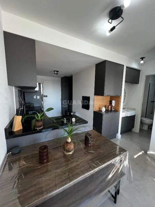 Apartamento totalmente mobiliado com 1 dormitório e 1 vaga no bairro Menino Deus