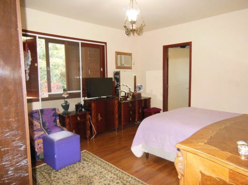 Venda de Casa em bairro Tristeza com 220m² Área Const.