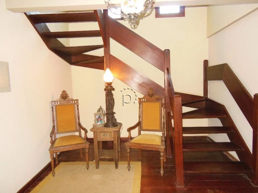 Venda de Casa em bairro Tristeza com 220m² Área Const.