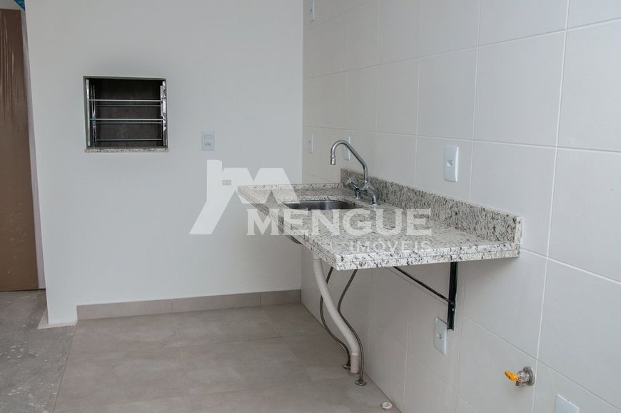 Apartamento com 2 dormitórios e 1 vaga à venda no bairro São João em Porto Alegre.