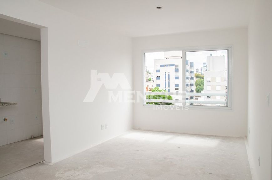 Apartamento com 2 dormitórios e 1 vaga à venda no bairro São João em Porto Alegre.