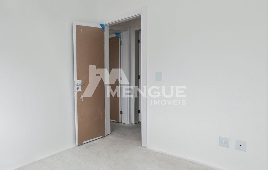 Apartamento com 2 dormitórios e 1 vaga à venda no bairro São João em Porto Alegre.