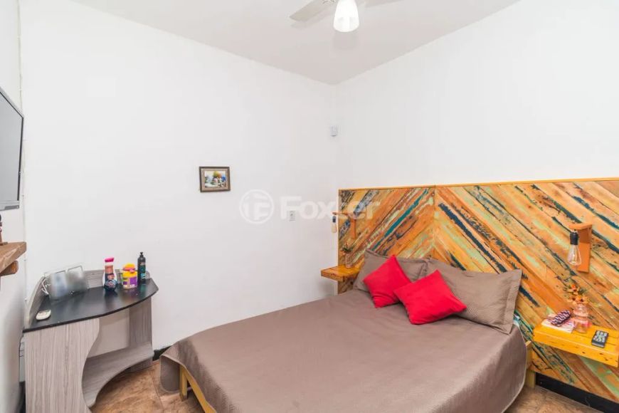 Casa a venda possui 168 m² com 3 quartos sala com 2 ambientes na Medianeira - Porto Alegre - RS