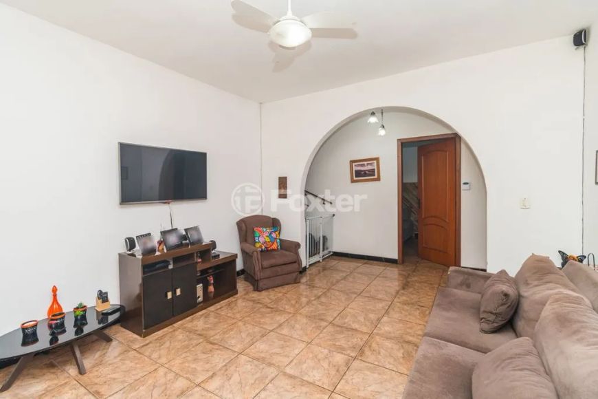 Casa a venda possui 168 m² com 3 quartos sala com 2 ambientes na Medianeira - Porto Alegre - RS