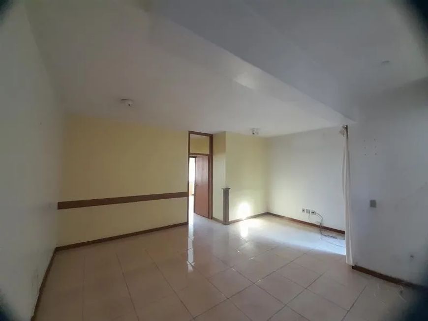 Sala no Bairro São João com 71,81m² de área privativa com banheiro. Infraestrutura condomínio: inter