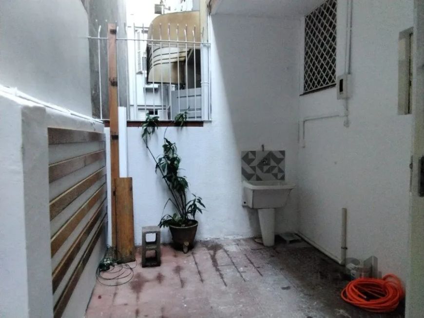 Apto 3 quartos reformado em estilo rustico, térreo no bairro Rio Branco/Bom fim. apto amplo, com dua