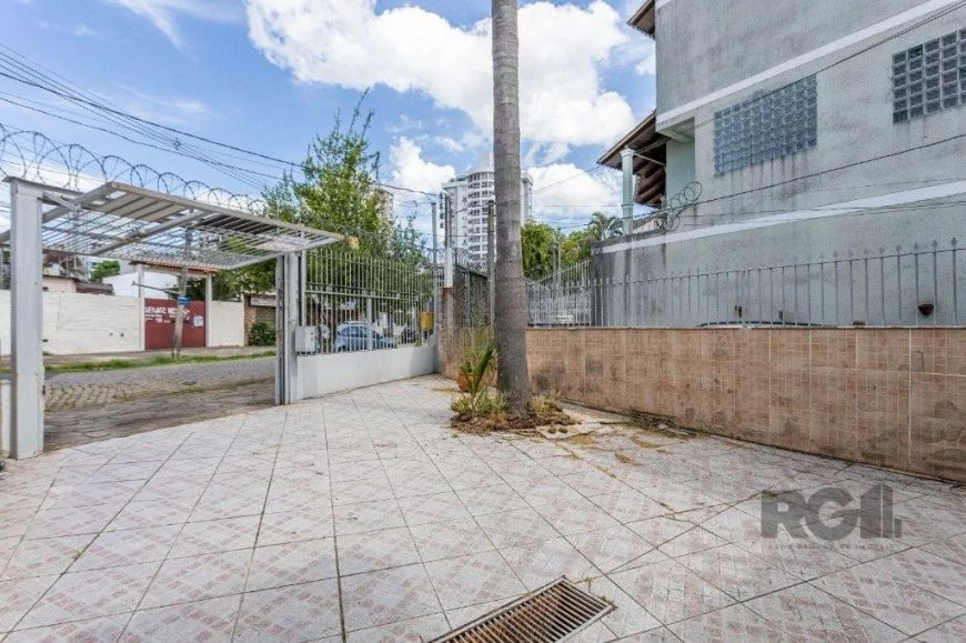 Situada em um bairro calmo e acolhedor, esta casa térrea oferece dois amplos dormitórios, proporcion