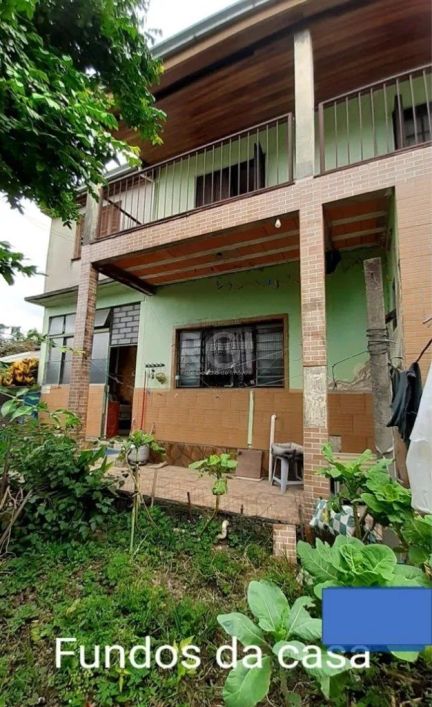 CASA de 3 dormitórios 200 m², 2 banheiros, 2 salas, área com churrasqueira e amplo pátio com arvores