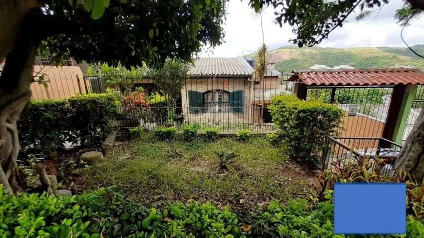 CASA de 3 dormitórios 200 m², 2 banheiros, 2 salas, área com churrasqueira e amplo pátio com arvores