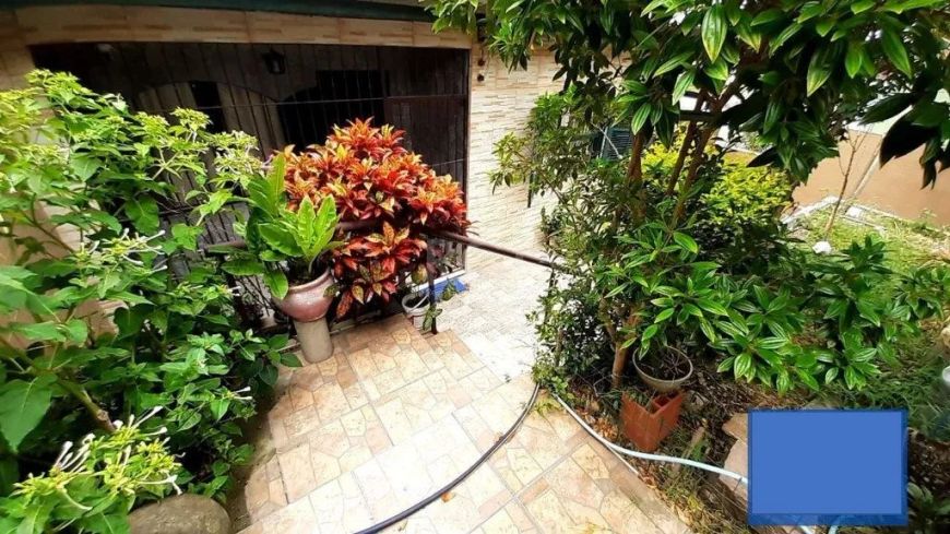 CASA de 3 dormitórios 200 m², 2 banheiros, 2 salas, área com churrasqueira e amplo pátio com arvores