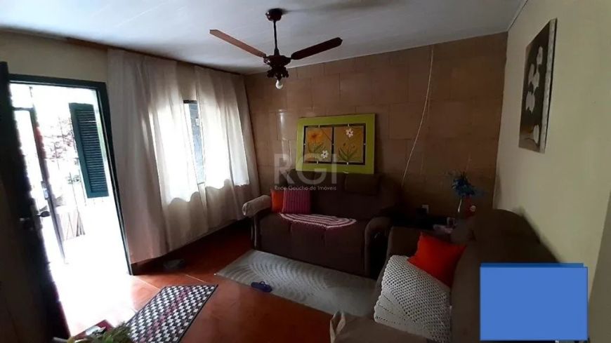 CASA de 3 dormitórios 200 m², 2 banheiros, 2 salas, área com churrasqueira e amplo pátio com arvores
