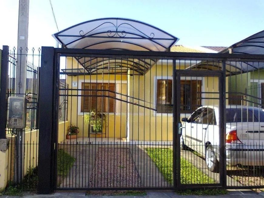 Ótima casa com 3 dormitórios, 2 banheiros e 2 vagas de estacionamento. Living amplo para 2 ambientes