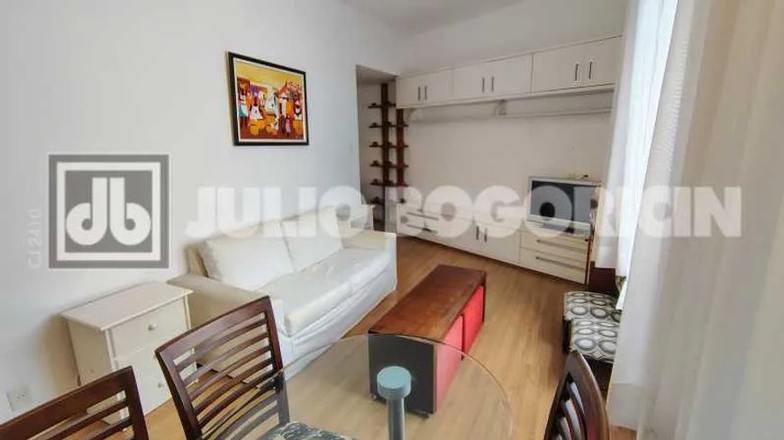 Apartamento à venda no Leblon, silencioso, Rua tranquila, dois Quartos e dependências