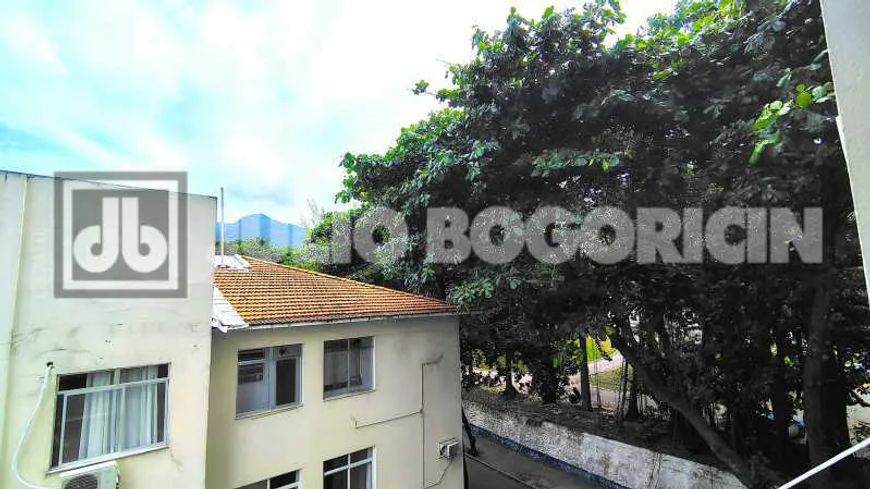 Apartamento à venda no Leblon, silencioso, Rua tranquila, dois Quartos e dependências