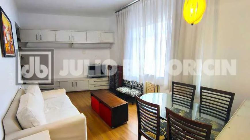 Apartamento à venda no Leblon, silencioso, Rua tranquila, dois Quartos e dependências