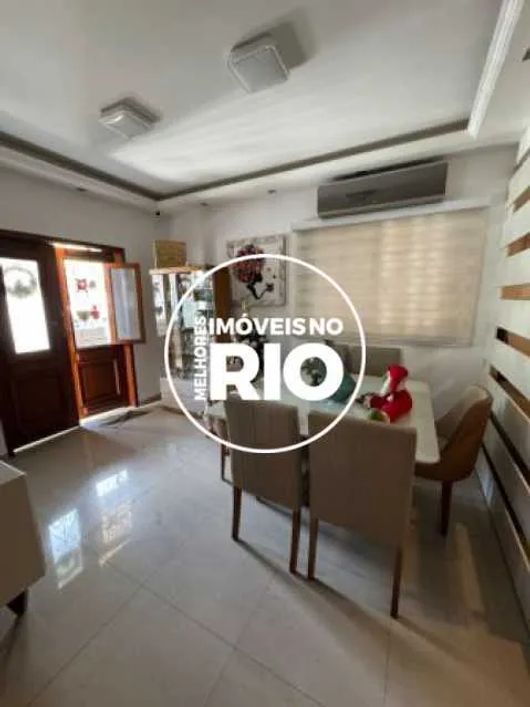 Casa de Vila Linear com Terraço à Venda