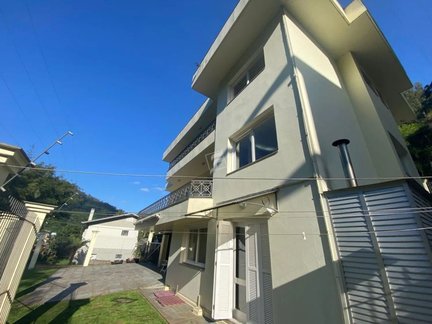 FULCHER IMÓVEIS Vende: Localizada no bairro Galópolis, em Caxias do Sul/RS, esta casa à venda é idea