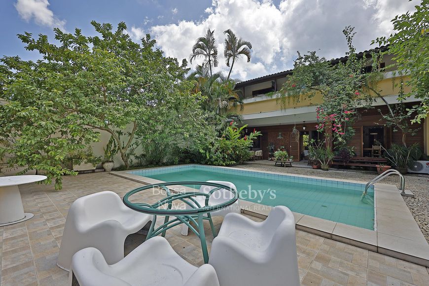 Casa com lazer em condomínio repleto de verde