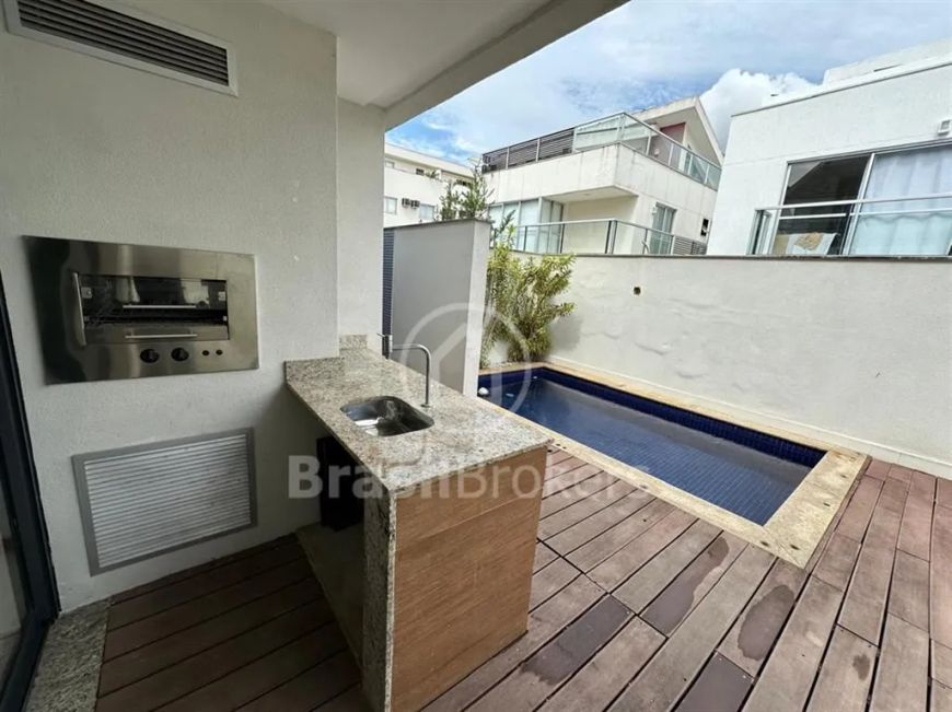 ESPETACULAR CASA EM CONDOMINIO FECHADO