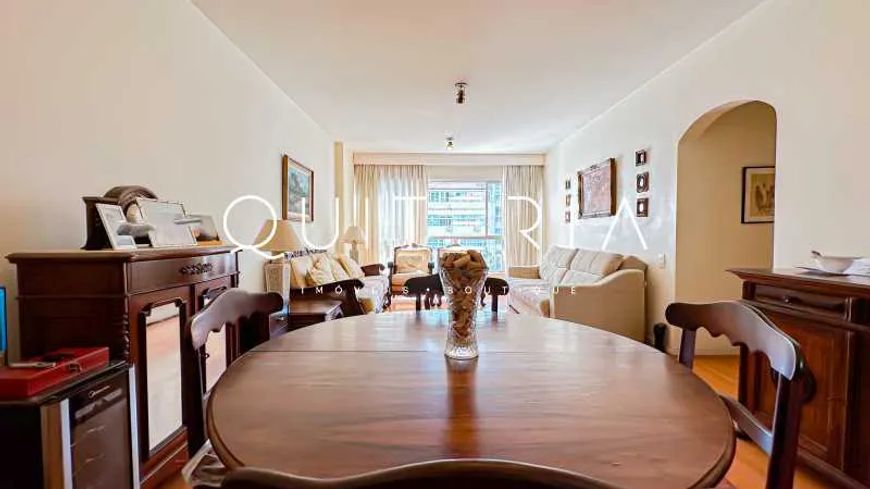 Apartamento único com 3 quartos em prédio recuado no quadrilátero de Ipanema.