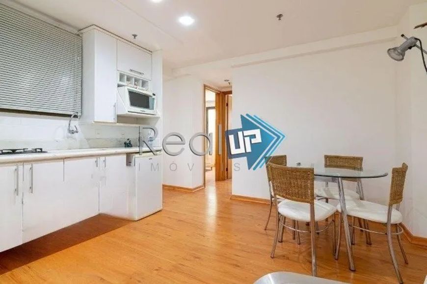Flat com 2 quartos e vaga na Lagoa