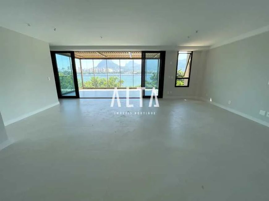 ALTA Imóveis Boutique vende: Apartamento com cheiro de novo e vista aberta da Lagoa