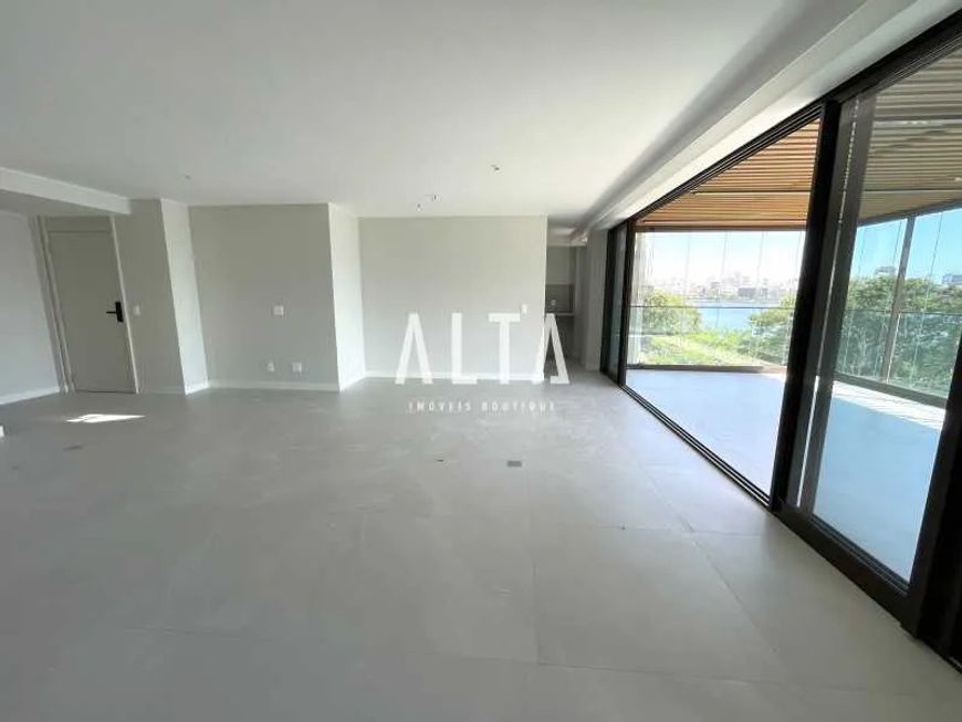 ALTA Imóveis Boutique vende: Apartamento com cheiro de novo e vista aberta da Lagoa