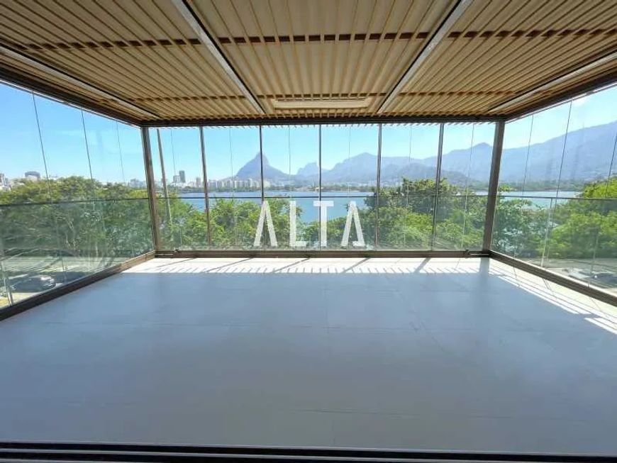 ALTA Imóveis Boutique vende: Apartamento com cheiro de novo e vista aberta da Lagoa