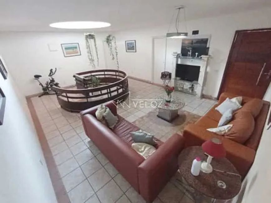 Casa de rua - Triplex / Residencial / Laranjeiras