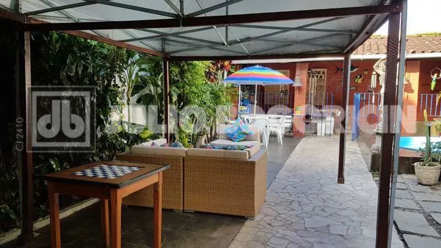 Excelente casa, 4 quartos, ótimo quintal, piscina, churrasqueira, vaga de garagem. Oportunidade!!