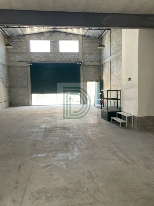 Galpão Comercial com 250 metros de área útil