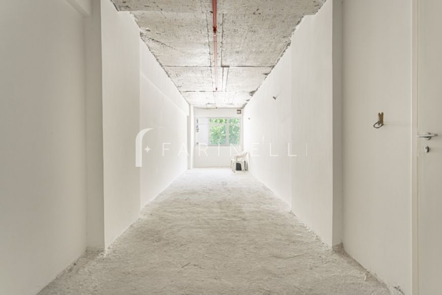 Excelente sala comercial em prédio moderno e próximo ao metrô.