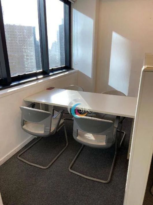 Sala comercial de 600 m² totalmente mobiliada com divisórias de vidro e persiana embutida, instalaçã