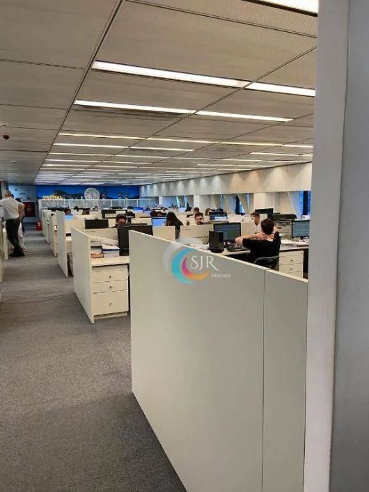 Sala comercial de 600 m² totalmente mobiliada com divisórias de vidro e persiana embutida, instalaçã
