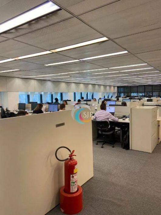 Sala comercial de 600 m² totalmente mobiliada com divisórias de vidro e persiana embutida, instalaçã