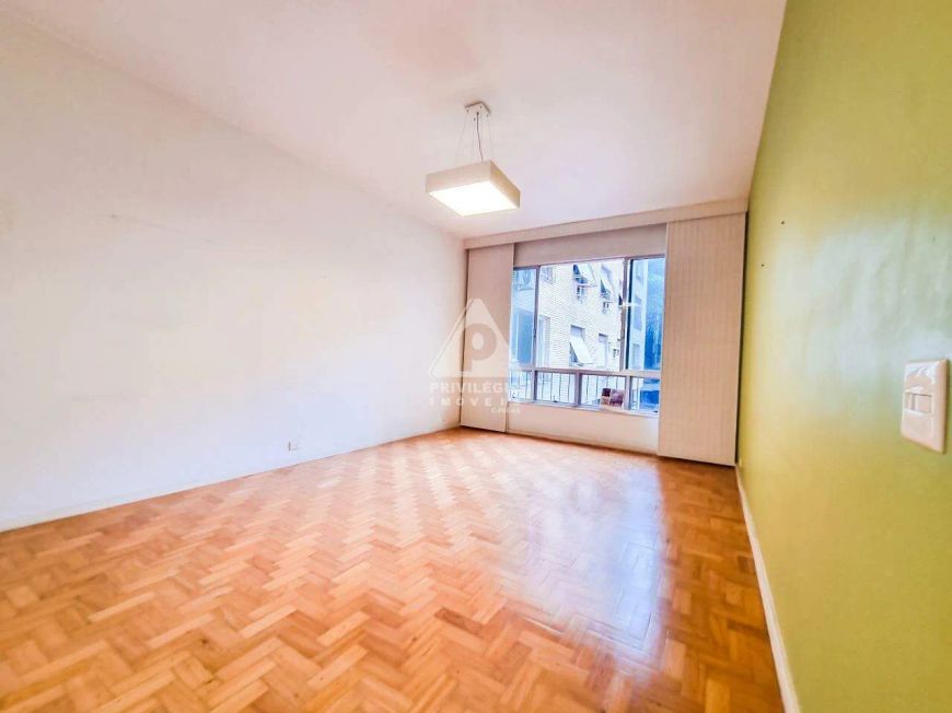 Excelente Apartamento Reformado com Área Externa, 1 Vaga a Venda no Leblon
