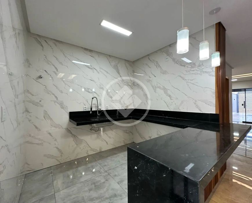 Sobrado á venda no Residencial Porto Seguro em Goiânia, com 3 suítes sendo 1 master com closet. codi
